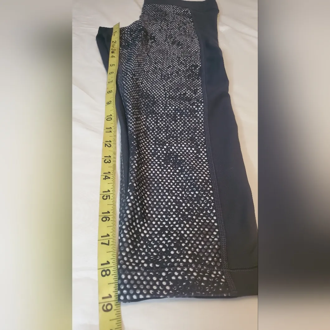 Under Armour Black and White Patterned Cropped Leggings - Image 6