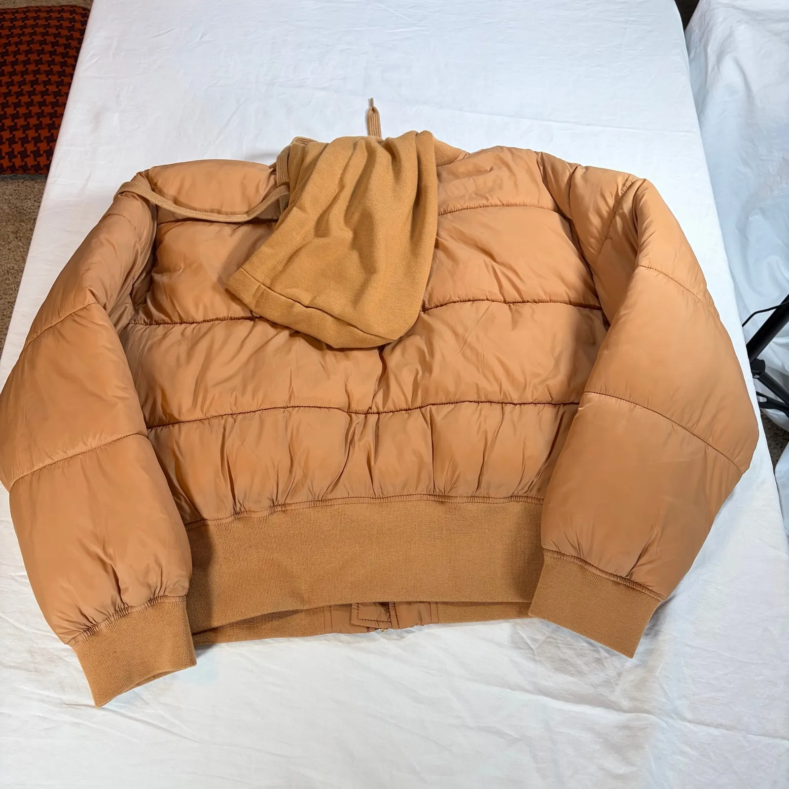 Deluc womens short puffer coat. Sweatshirt hood, gold zip. Quiet luxury. Size L Tan Size L - Image 2