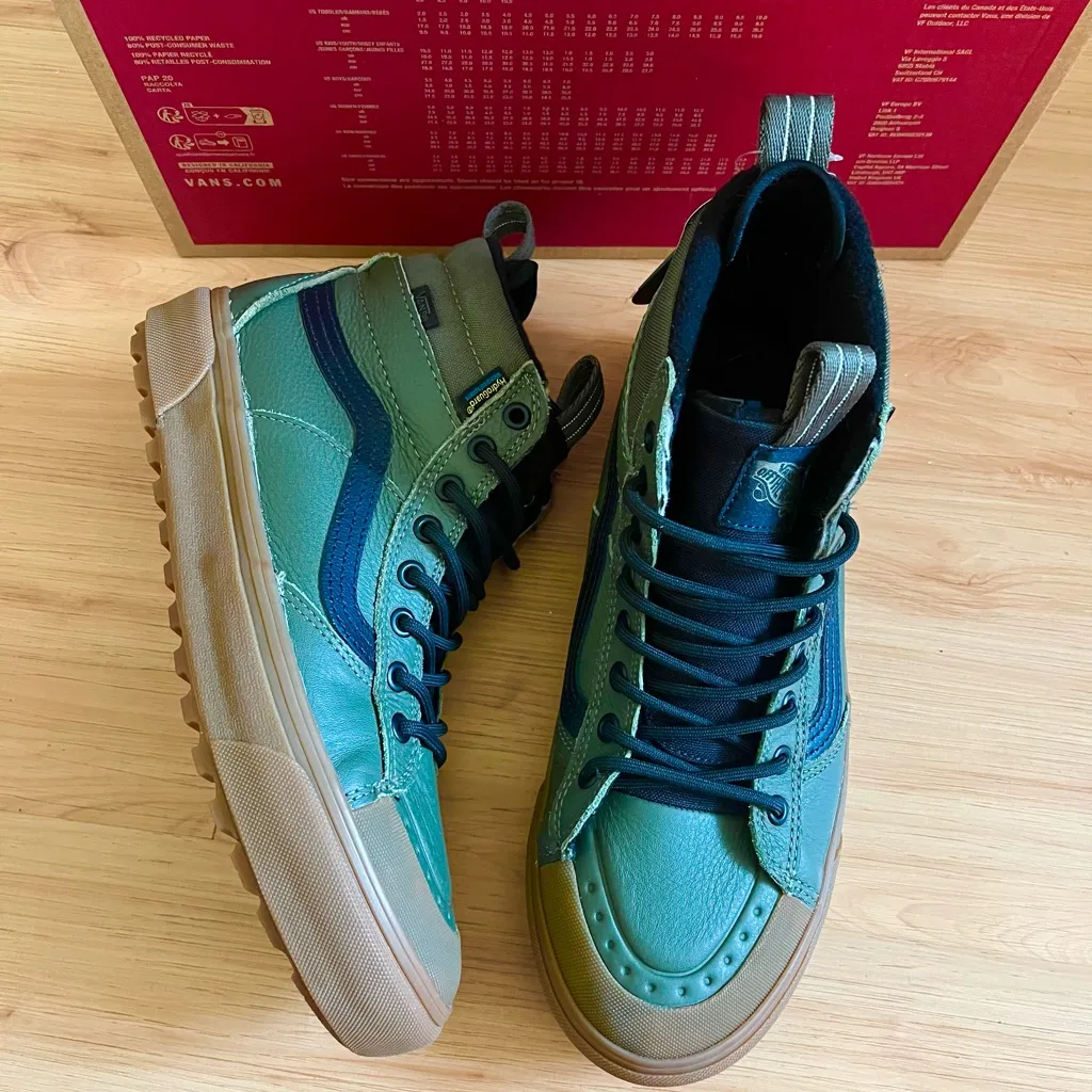 Vans Sk8-Hi Waterproof Insulated Shoe
Women 9.0 US Mens 7.5US - Image 8