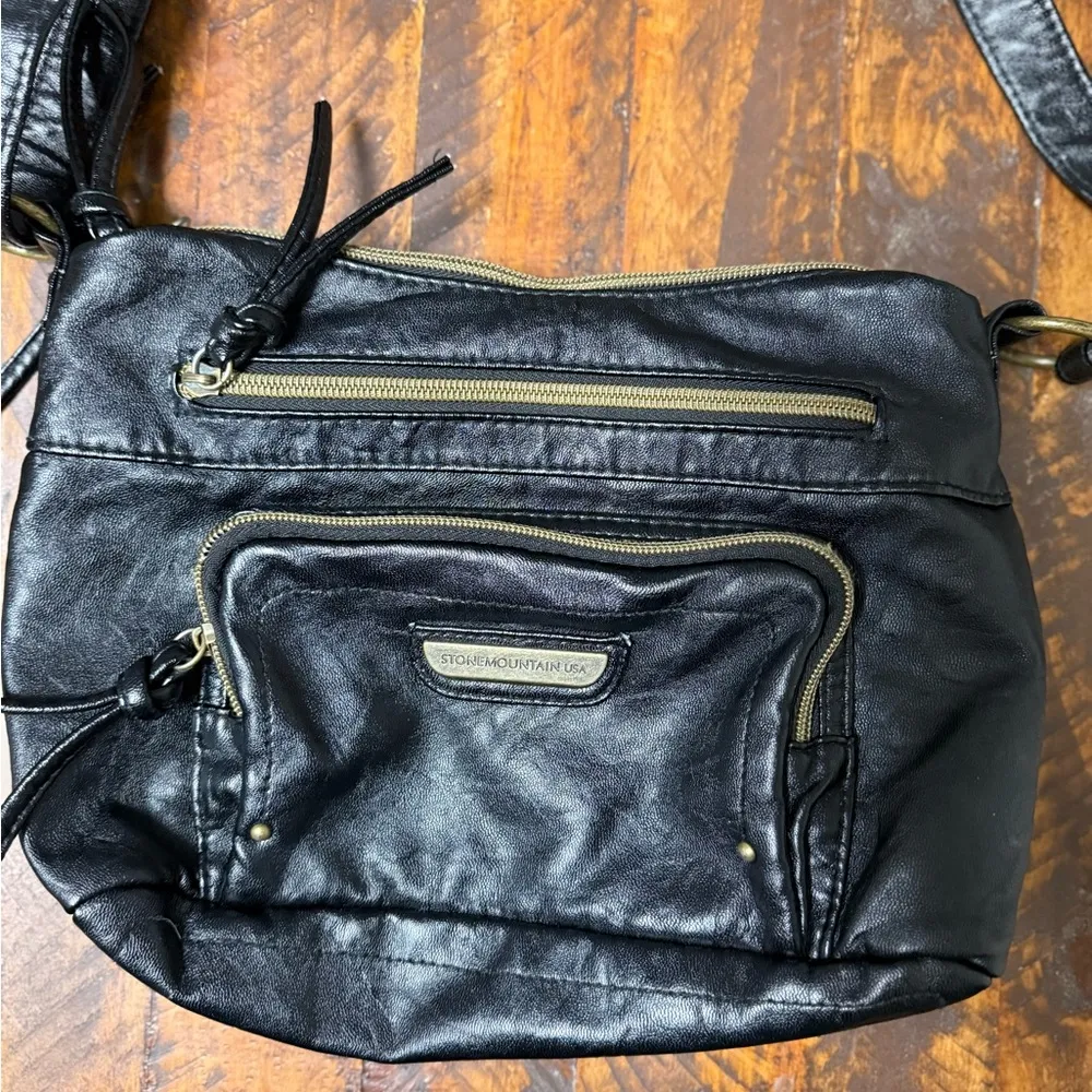 Stone Mountain USA black leather crossbody bag with gold hardware - Image 8