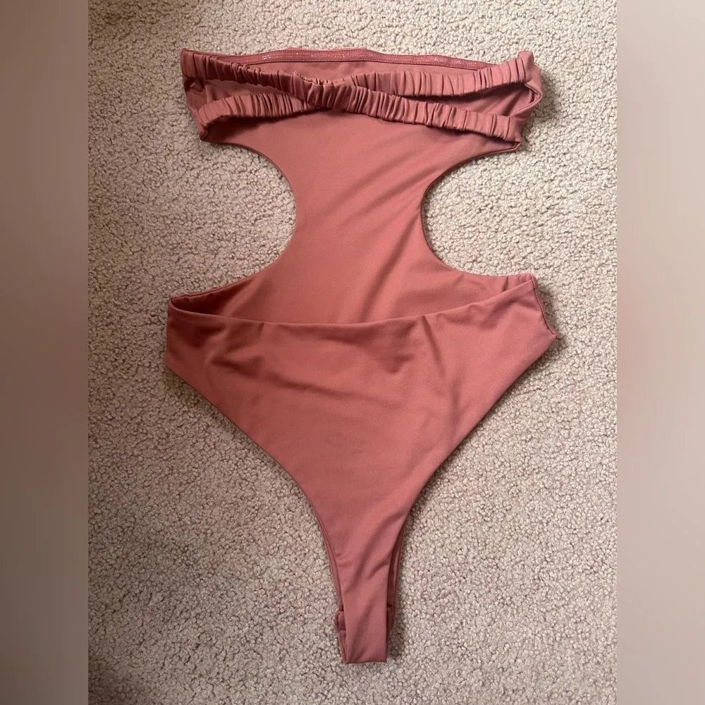 White Fox Boutique Whitefox Medium strapless bodysuit, snaps, crisscross back straps small dust - Image 2