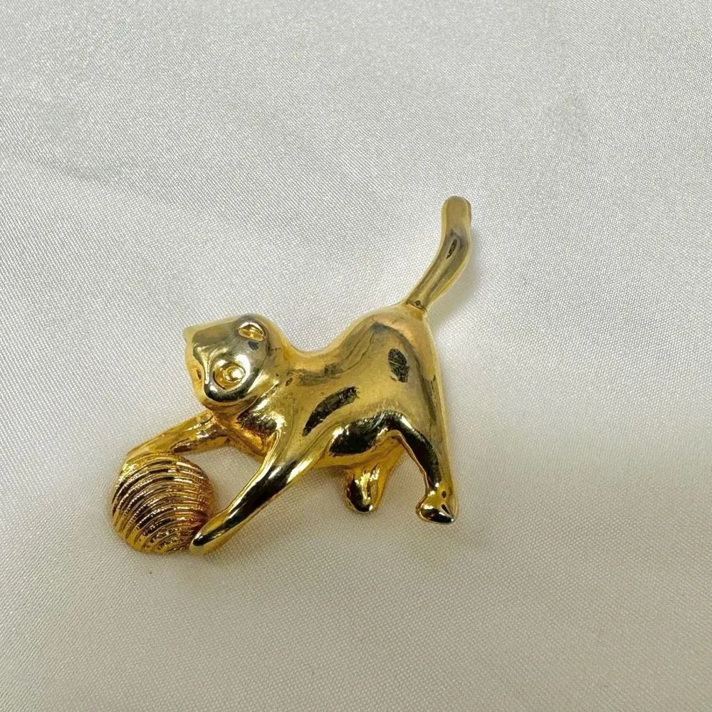 Gold tone cat with yarn brooch - Image 4
