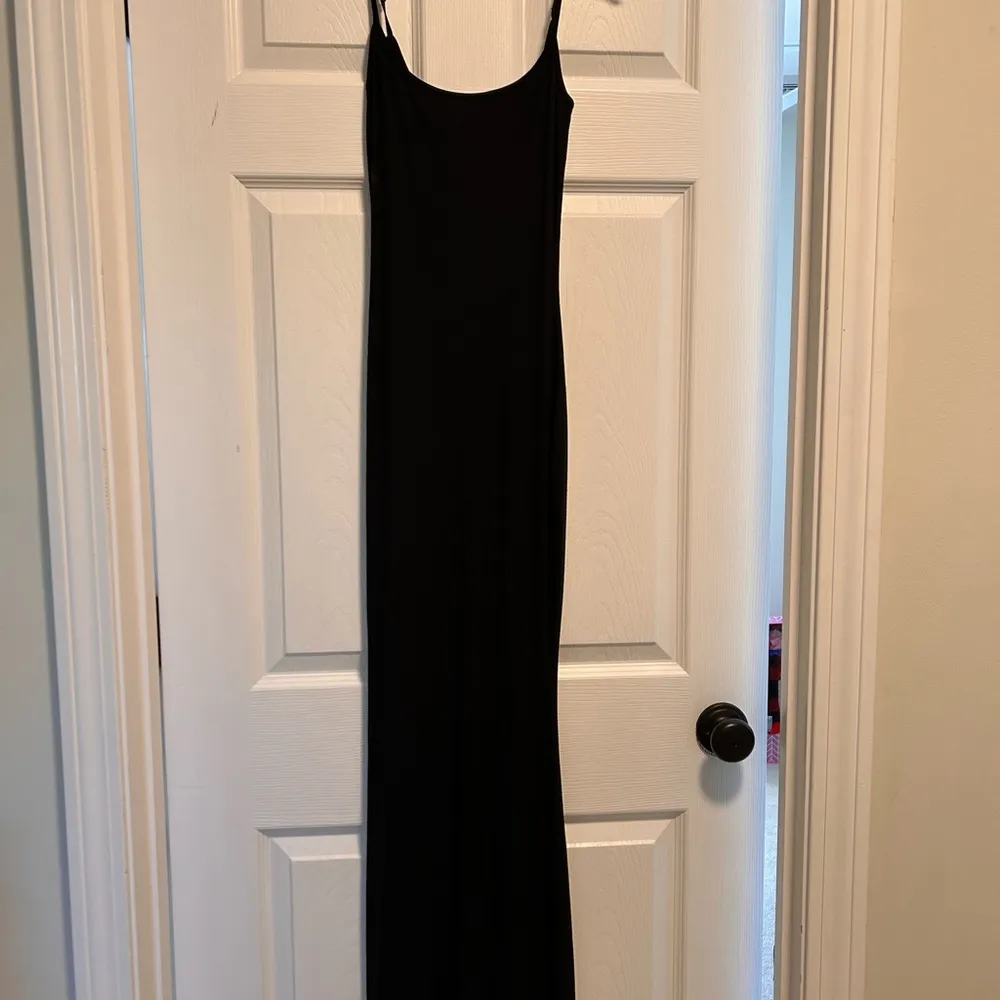 Skims long slip dress in onyx. Size small - Image 3