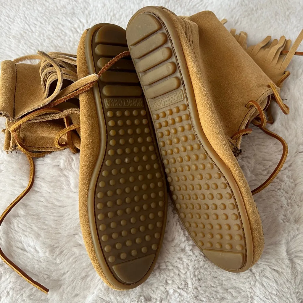 Tan Suede Fringe Moccasin Boots Size 7 Minnetonka - Image 6