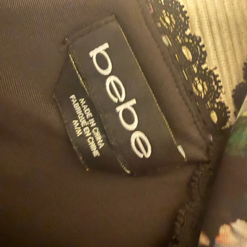 Bebe Floral Sleeveless Blouse with Lace Trim – Size Medium - Image 6