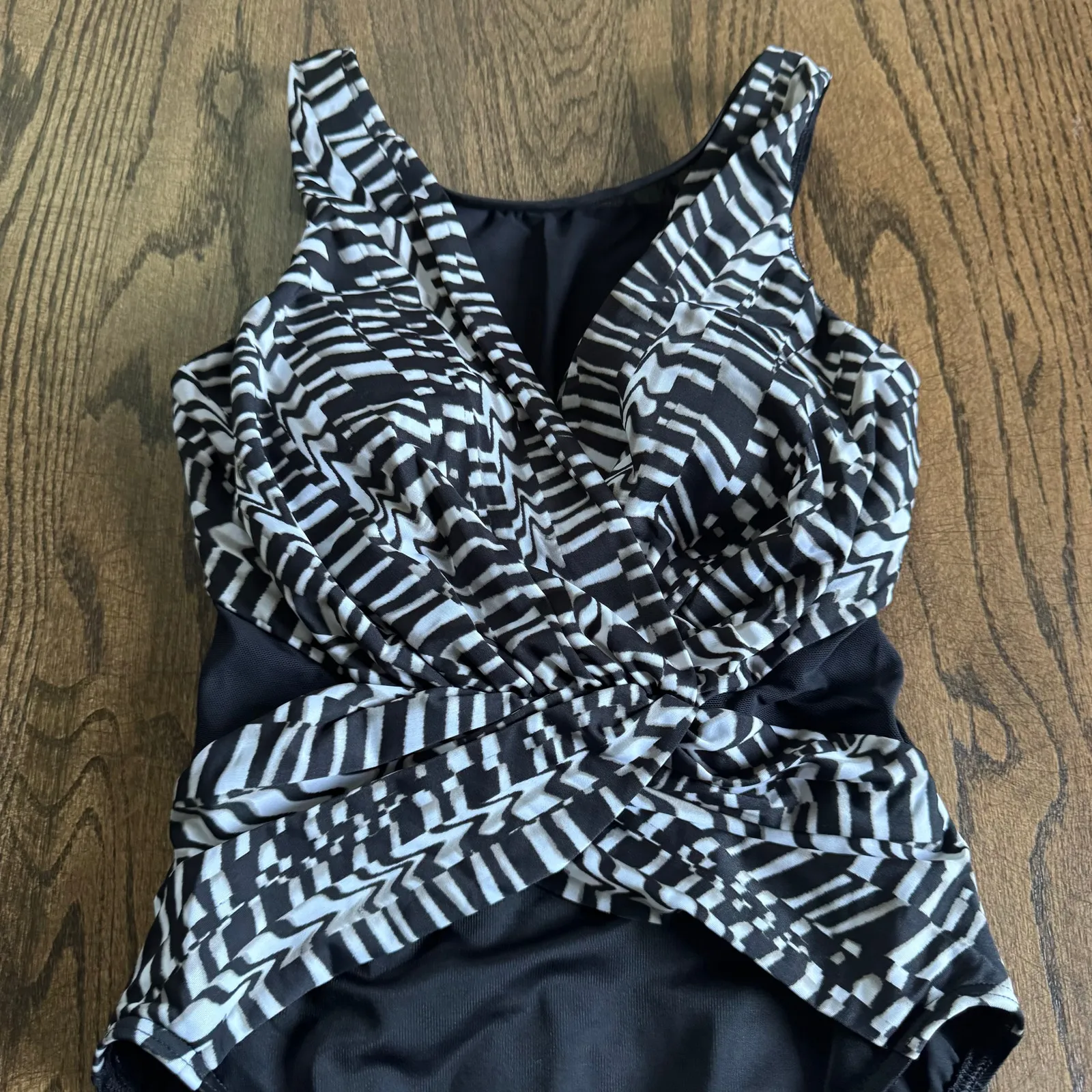 Miraclesuit Illusionist Palm One Piece Swim Suit Black White Zebra Womens Size 6 - Image 4