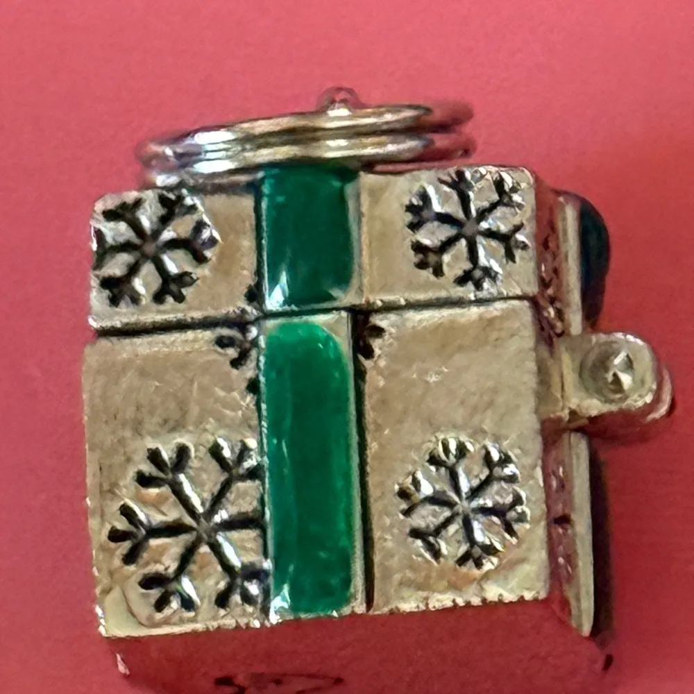 Silver Snowflake Box With Tree Inside Pendant - Image 6