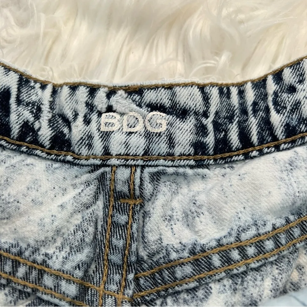 BDG Lou Hi-Low Denim High Rise Acid Wash Shorts - Image 7