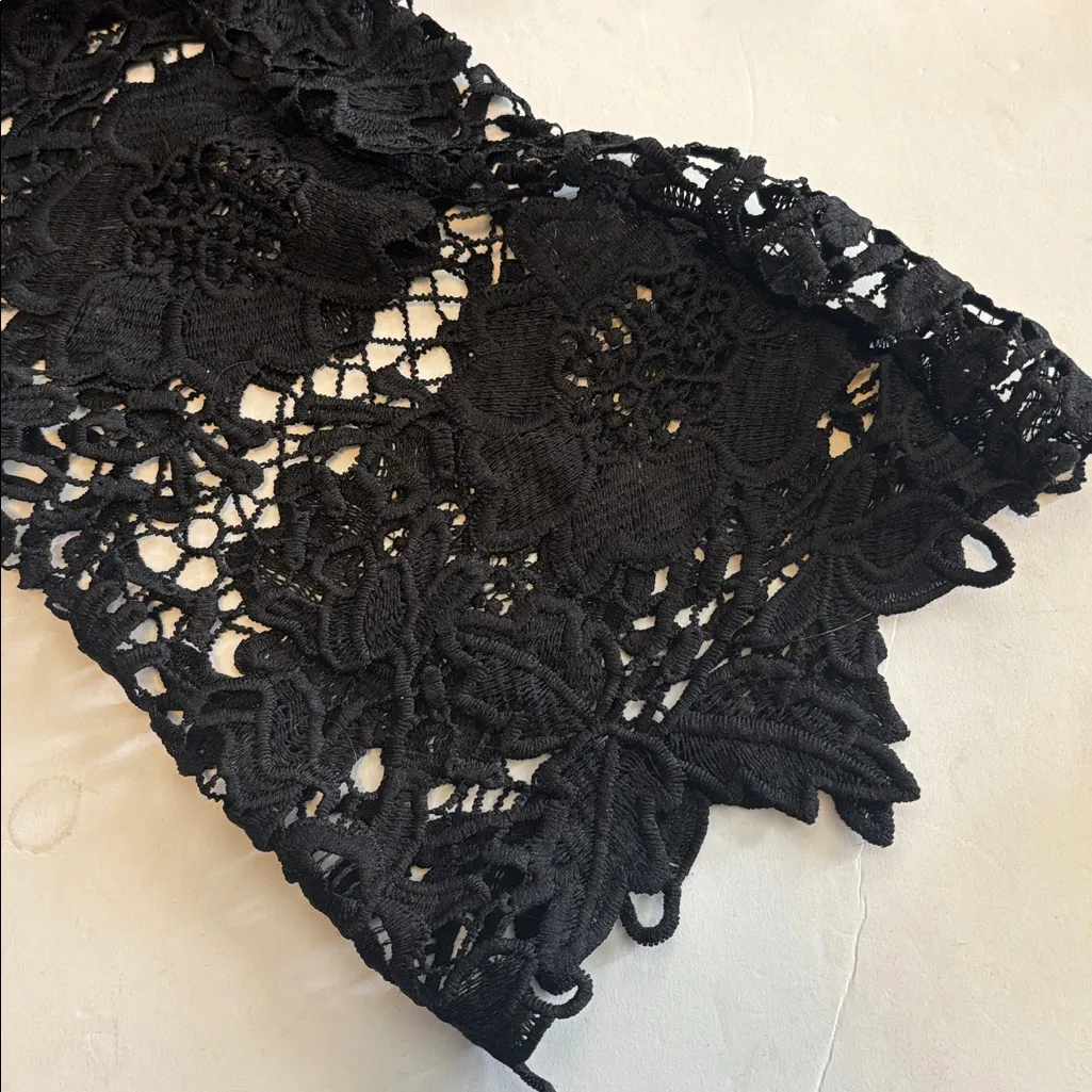 FOREVER 21 BLACK LACE CROP JACKET FULLY LINED 3 EYE HOOK CLOSURE
BELL SLEEVES - Image 7