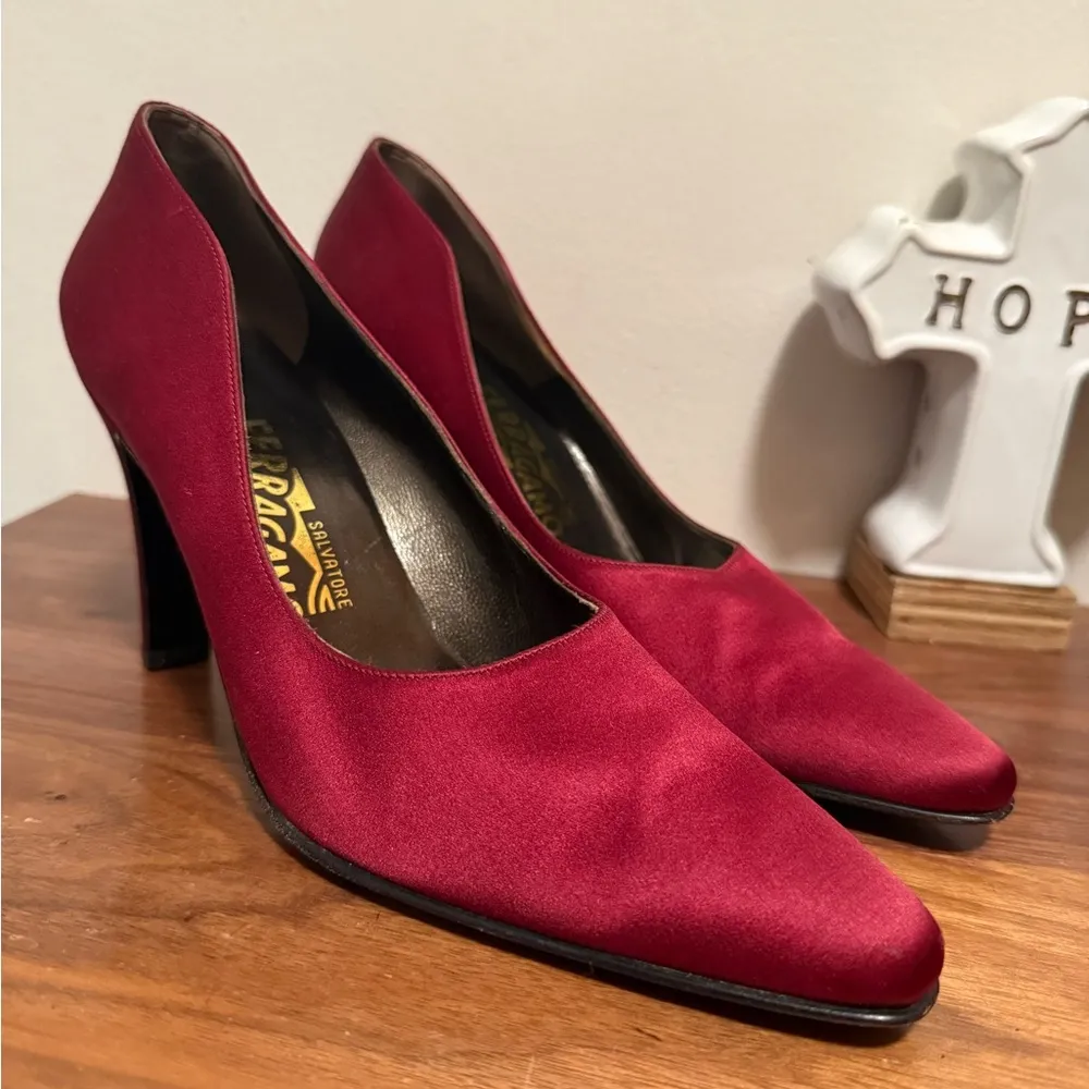 Salvatore Ferragamo maroon satin pump Heels size 9 - Image 5