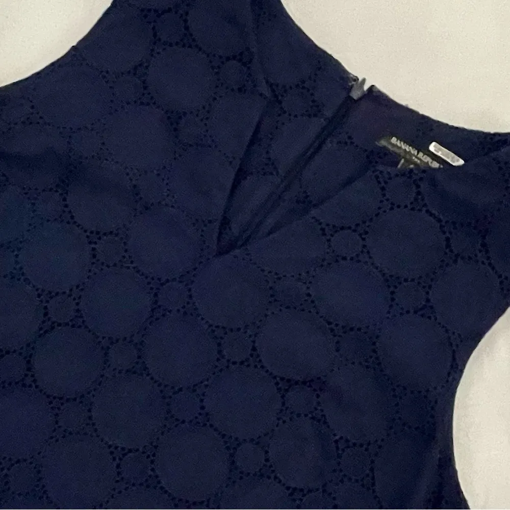 Banana Republic Navy Sheath Dress Size 8 V Neck Eyelet Lace - Image 4