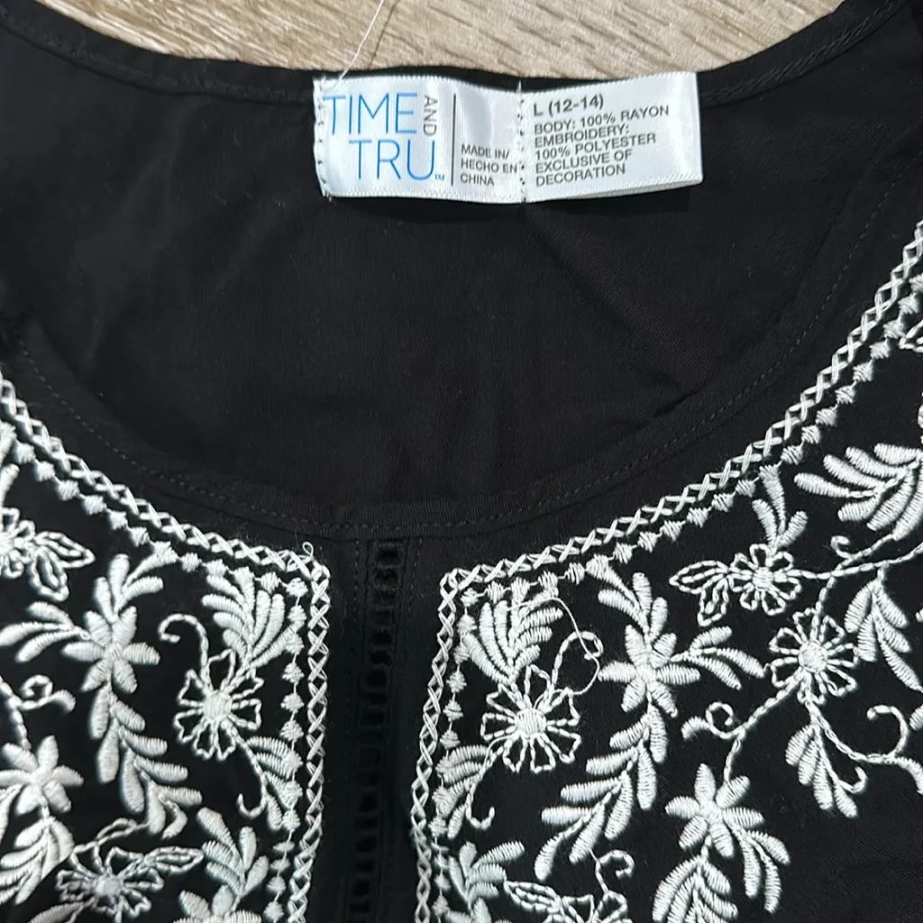 Time and tru large black and white blouse. Sides do adjust - Image 2