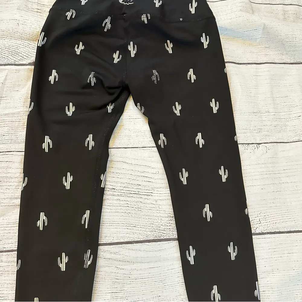 Beyond Yoga size XS black silver saguaro cactus leggings - Image 9