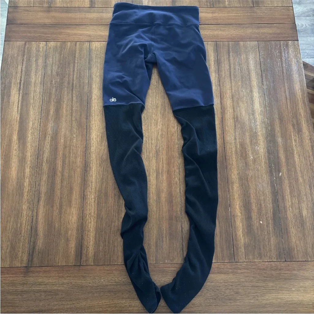 ALO YOGA GODDESS ruched ribbed two-tone color-block stretch knit leggings - Image 5