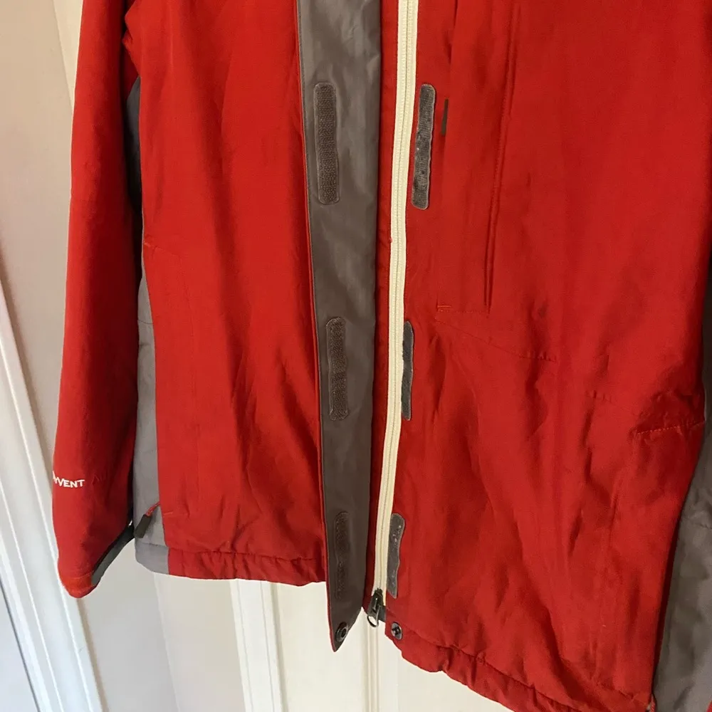 The NorthFace Prima Loft Summit Series Winter Coat in Red & Grey - Image 8