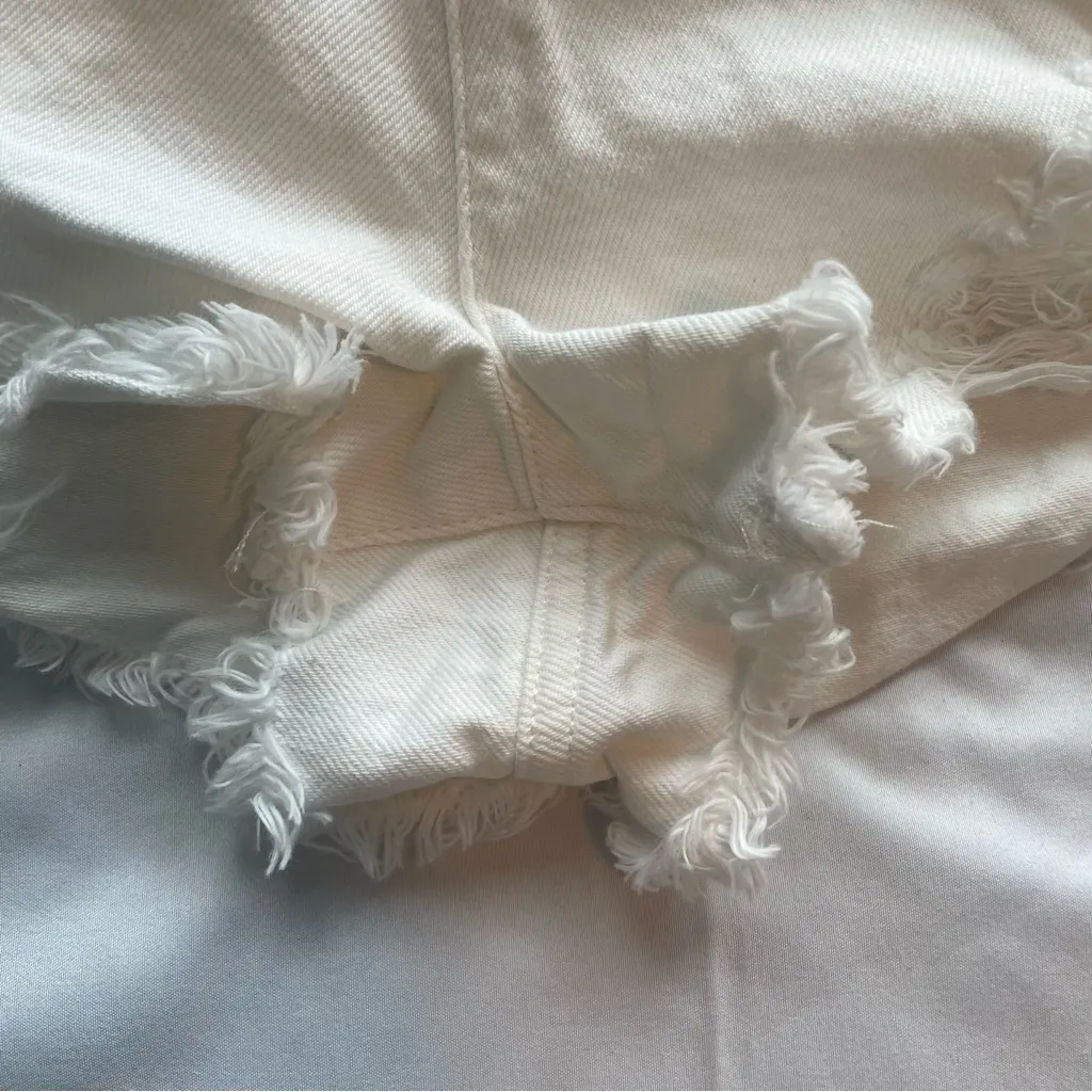 Alice‎ + Olivia Women’s Cut-Off Shorts White Distressed Frayed High Rise Size 28 - Image 6