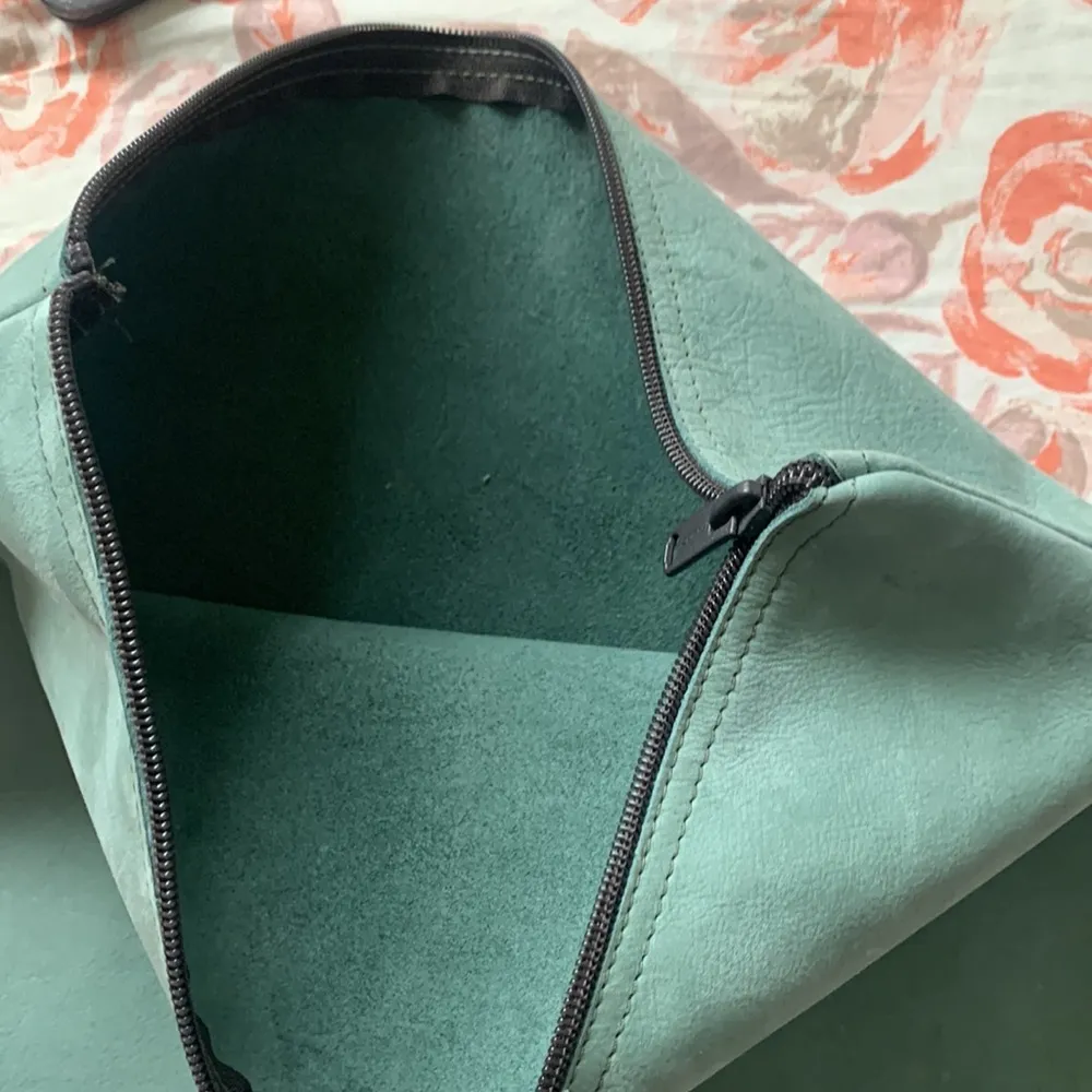 Leather carry all clutch bag fits a laptop ! Large makeup bag - Image 3