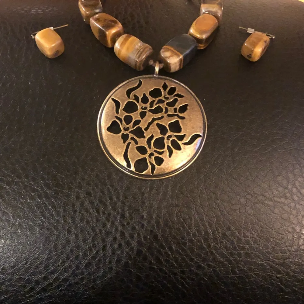 Avon Cats Eye Medallion Necklace Set Gold - Image 2