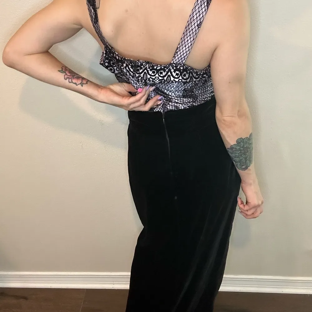 Vintage caché Elegant Black Velvet Skirt - Image 2