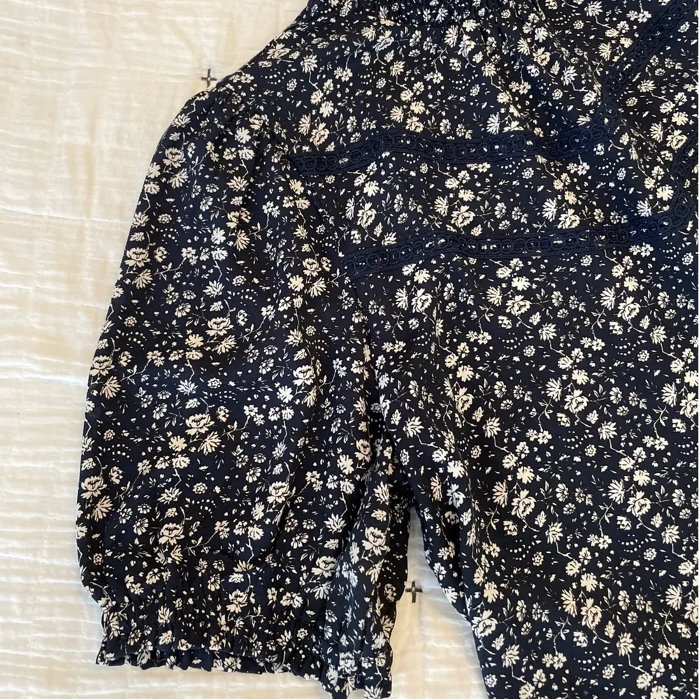 LOFT Vine Lace Trim Mock Neck Smocked Ditsy Floral Top Size L - Image 6