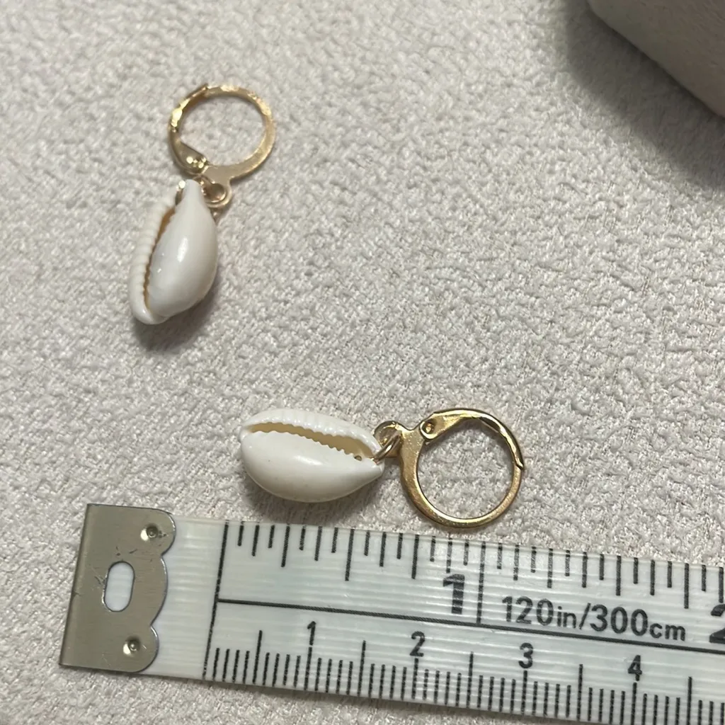 Seashell dangle earrings Gold - Image 2