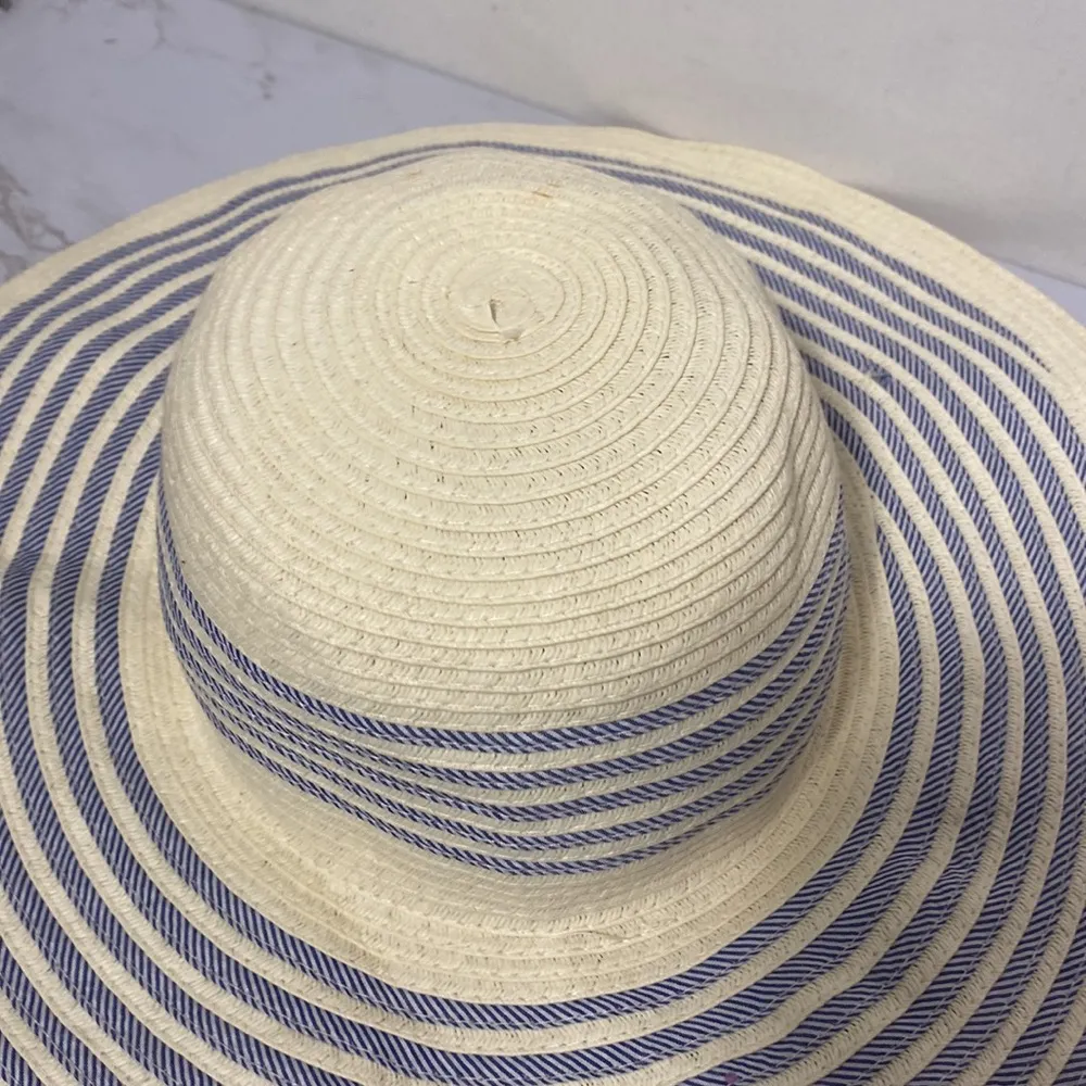 Summer beach cream and blue hat - Image 4