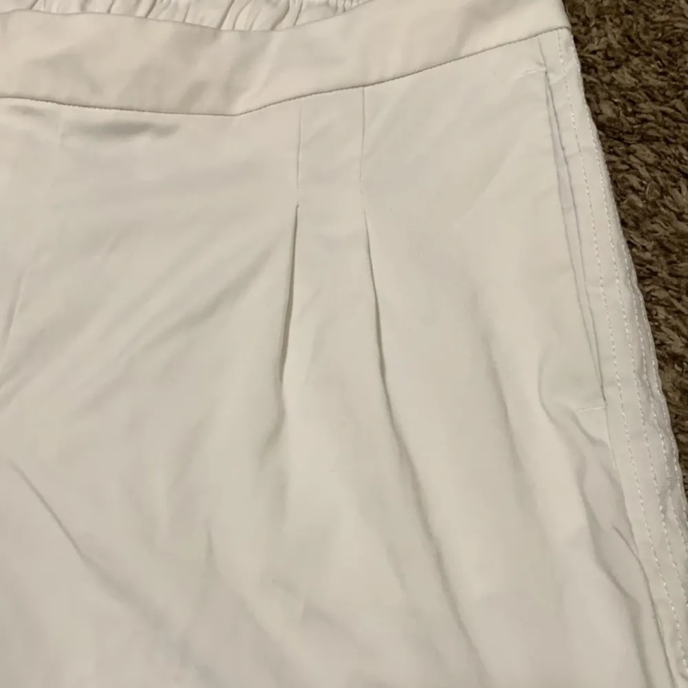 Nike Dri Fit white cloth woman size MEDIUM shorts - Image 2