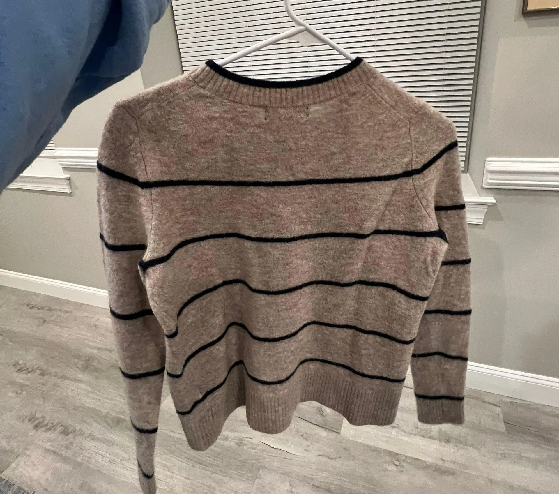 Banana Republic Sweater - Image 4