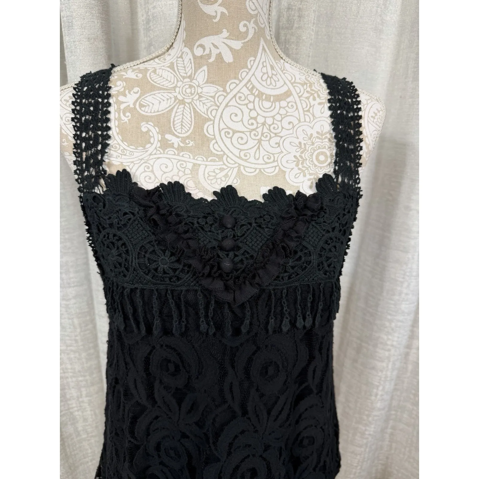Pretty Angel Black Floral Lace Sleeveless Blouse with Chiffon Hem - Image 3