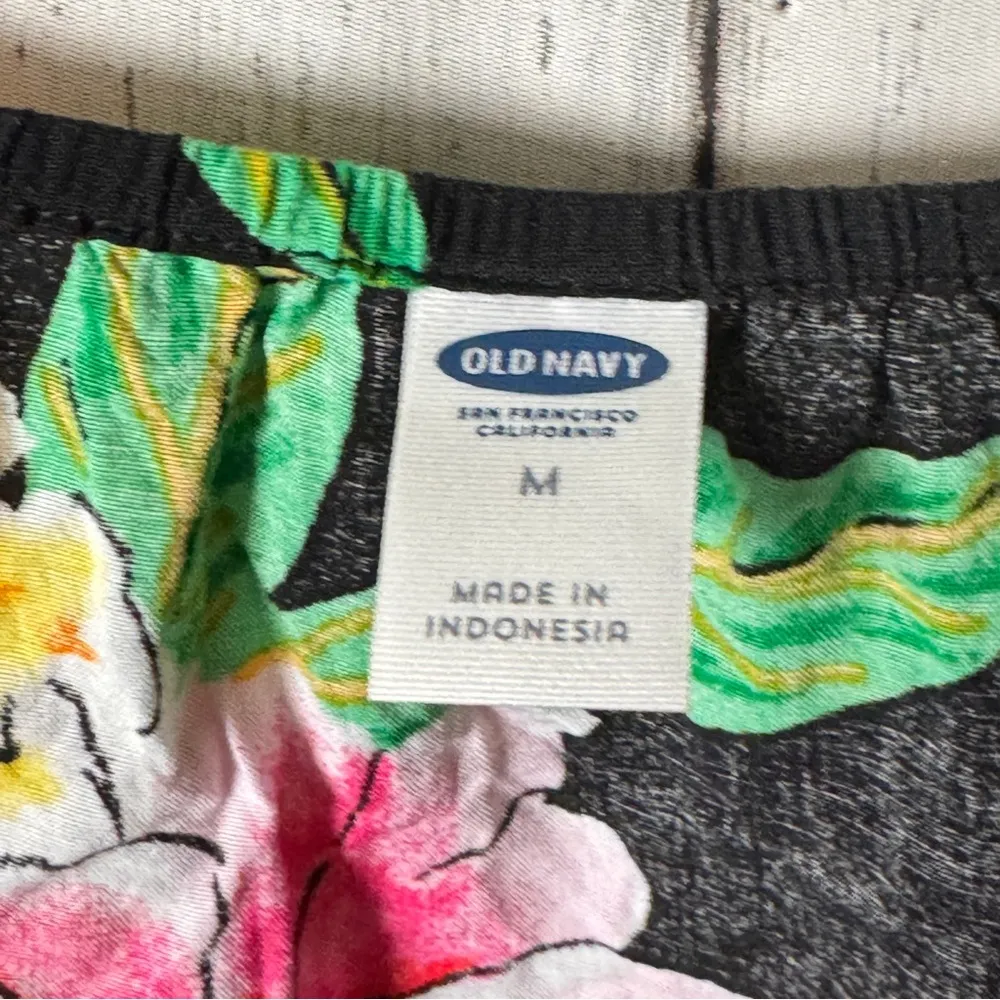 Old Navy  Black Floral Spaghetti  Thin Strap Lightweight  Top 
Sz M - Image 3