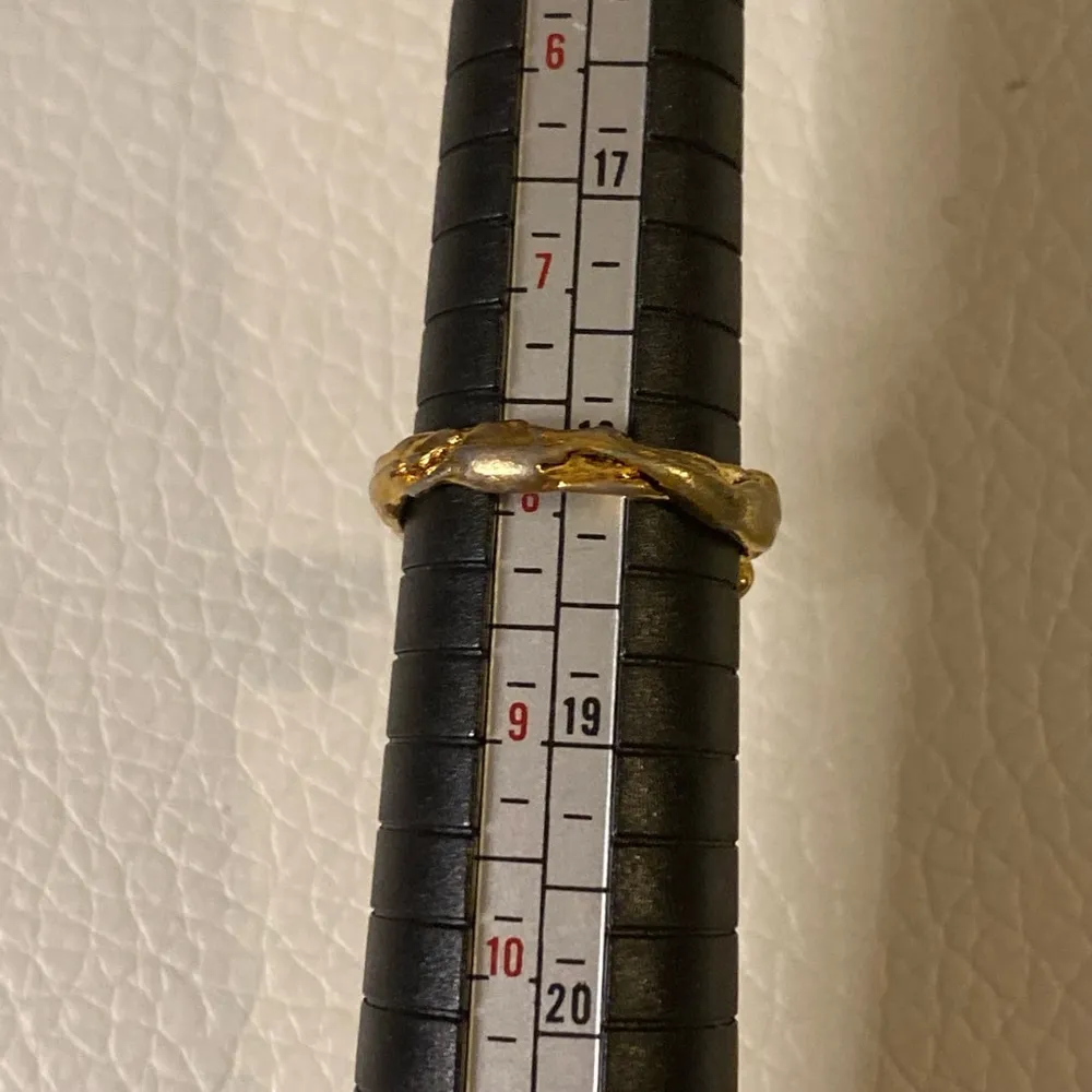 Vintage Gold Tone Men and Women Embraced Women's Ring Size 7 - Image 7