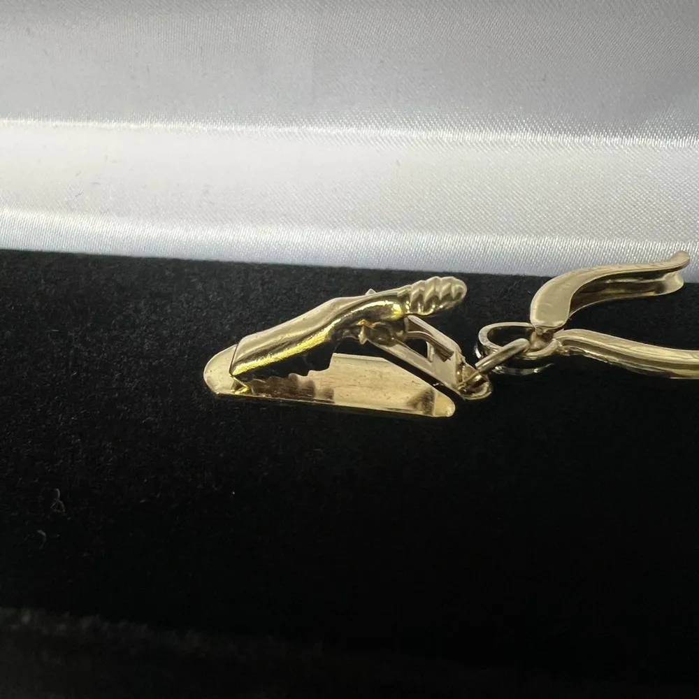 Gold tone wishbone with alligator clip - Image 2