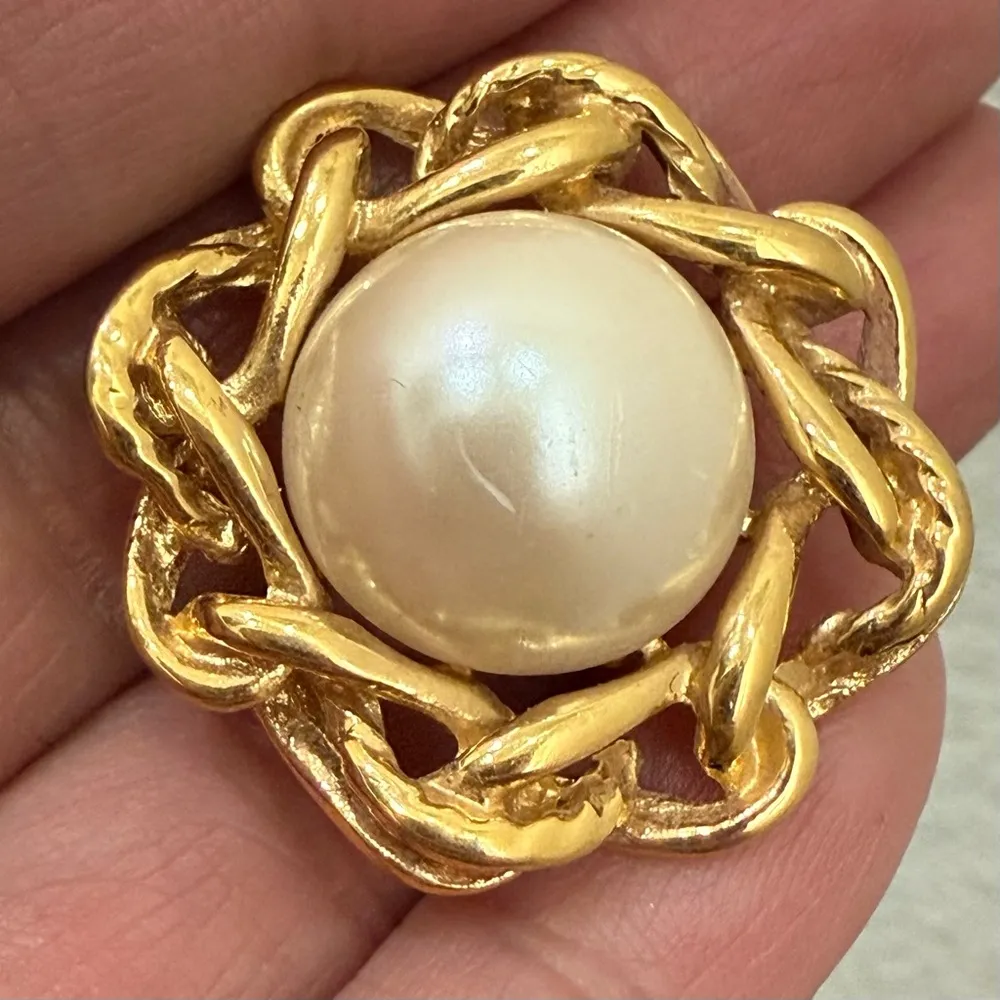 Vintage GIVENCHY Signed Gold Tone Rope Faux Pearl Center Clip On Earrings 17g. - Image 9