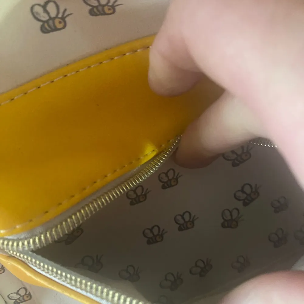 Disney Loungefly  Winnie The Pooh Bear Bees & Honey Mini Backpack - EUC - Image 9