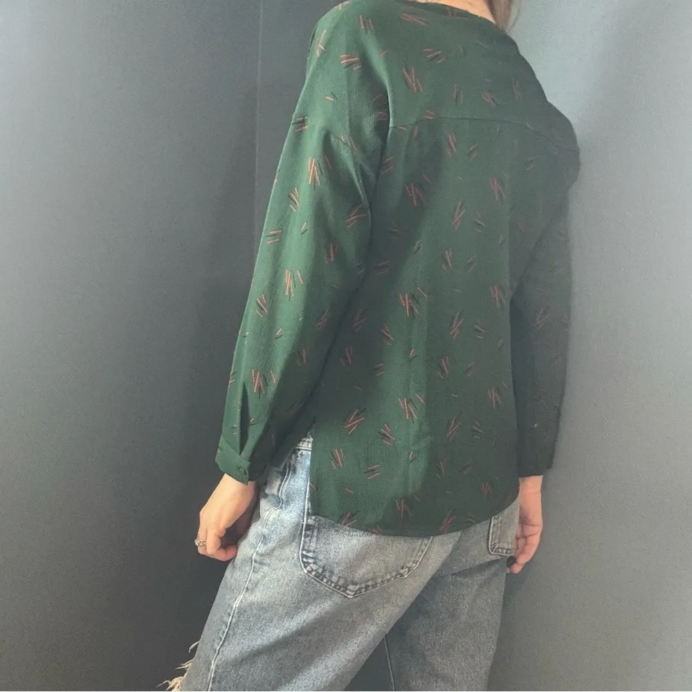 Green V-Neck Print Button Front Long Sleeve Blouse size Small - Image 2