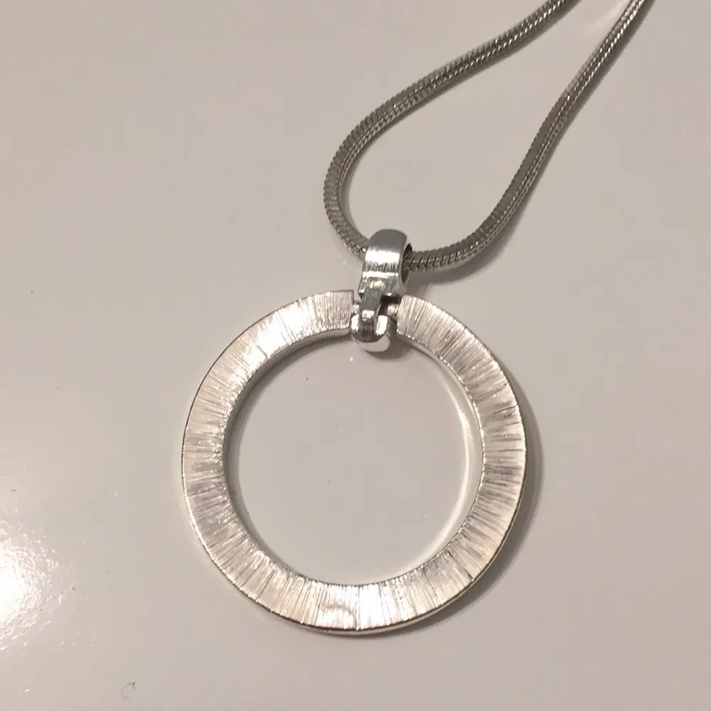 Silver tone rhinestone necklace - Image 3