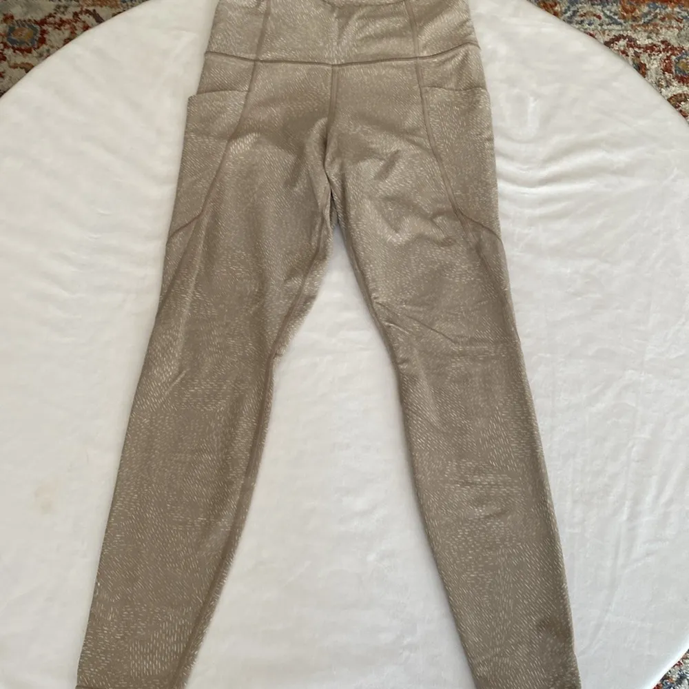 ATHLETA Tan Rainwater White Fleck Salutation Stash Pocket Leggings - Image 5