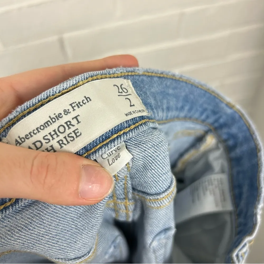 Abercrombie & Fitch Curve Love Light Wash High Rise Denim Shorts Size 2/26 - Image 3
