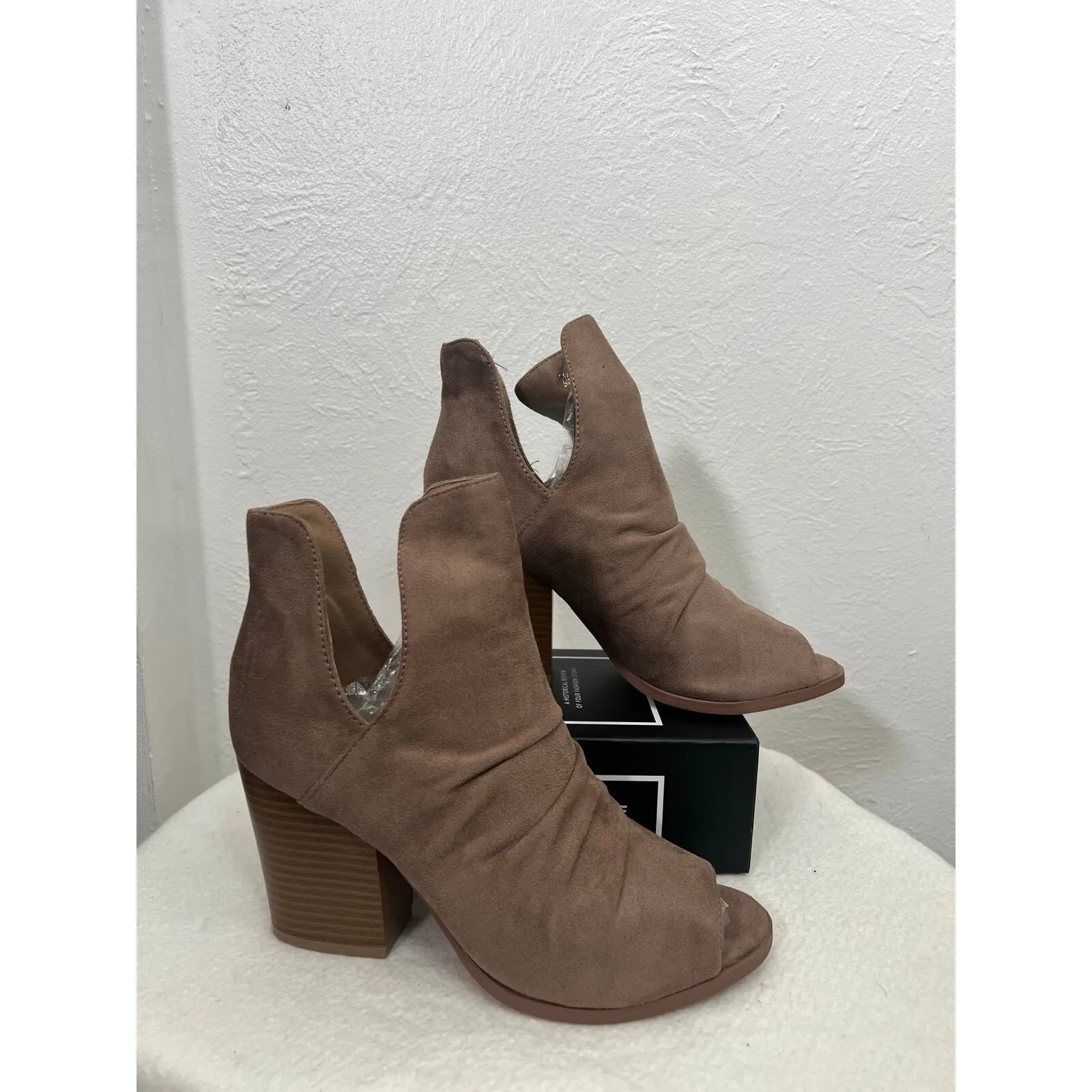 New w/box Yoki Open Toe Slip On Beige Block Sandals W/ Box and Bags‎ Size 8.5M - Image 2