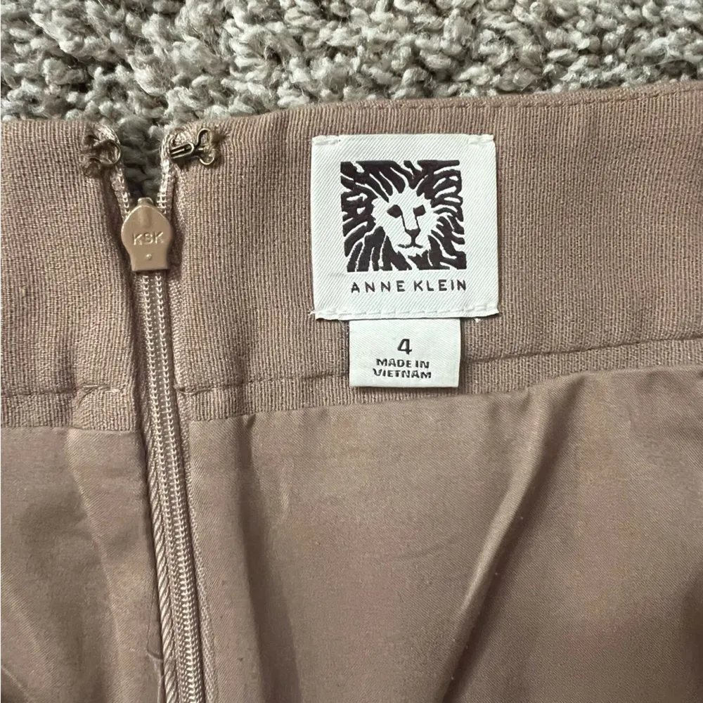 Anne Klein skirt tan with brown faux leather trim - Image 7