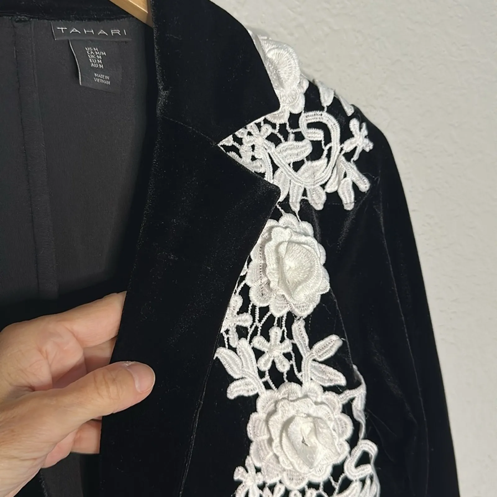 Tahari Black Velvet Blazer Floral Appliqué 3D Pockets Country Romantic Glam - Image 7