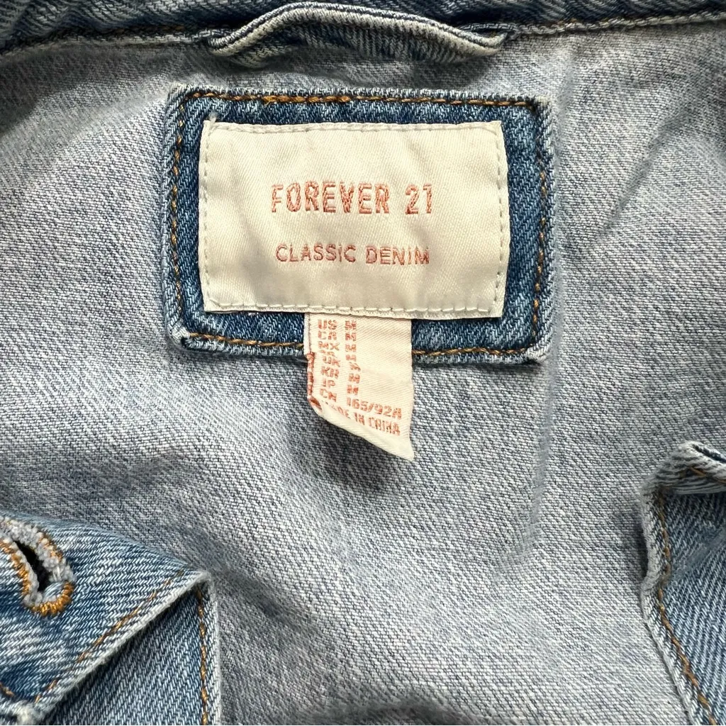 Forever 21 Classic Denim Jacket Light Wash Cropped Fit - Image 2