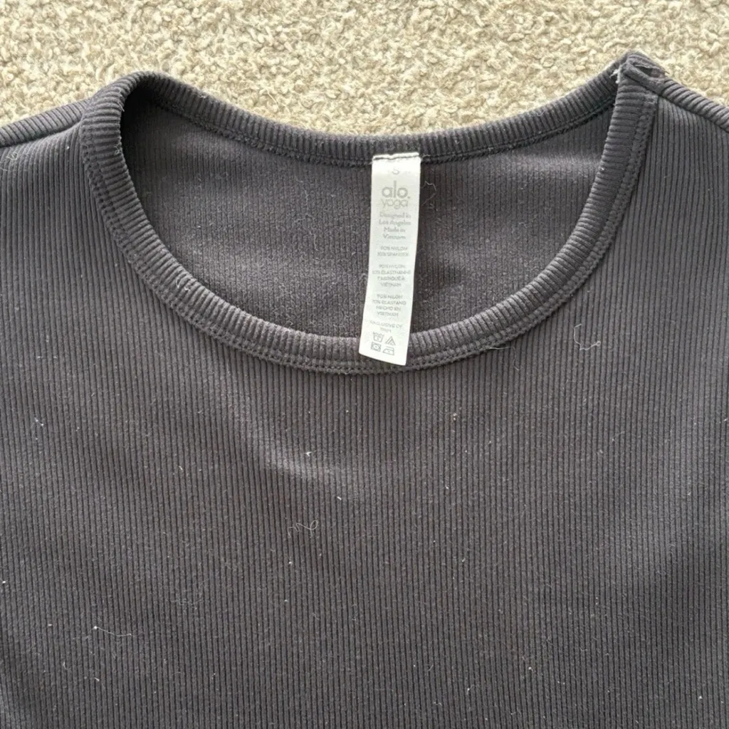 Alo Yoga Black Cap Sleeve Ribbed Crop Top - Image 2