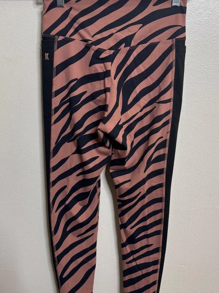 #22 Victoria's Secret Pink Ultimate High Waist 7/8 Ankle Legging Tiger Print med Black - Image 3