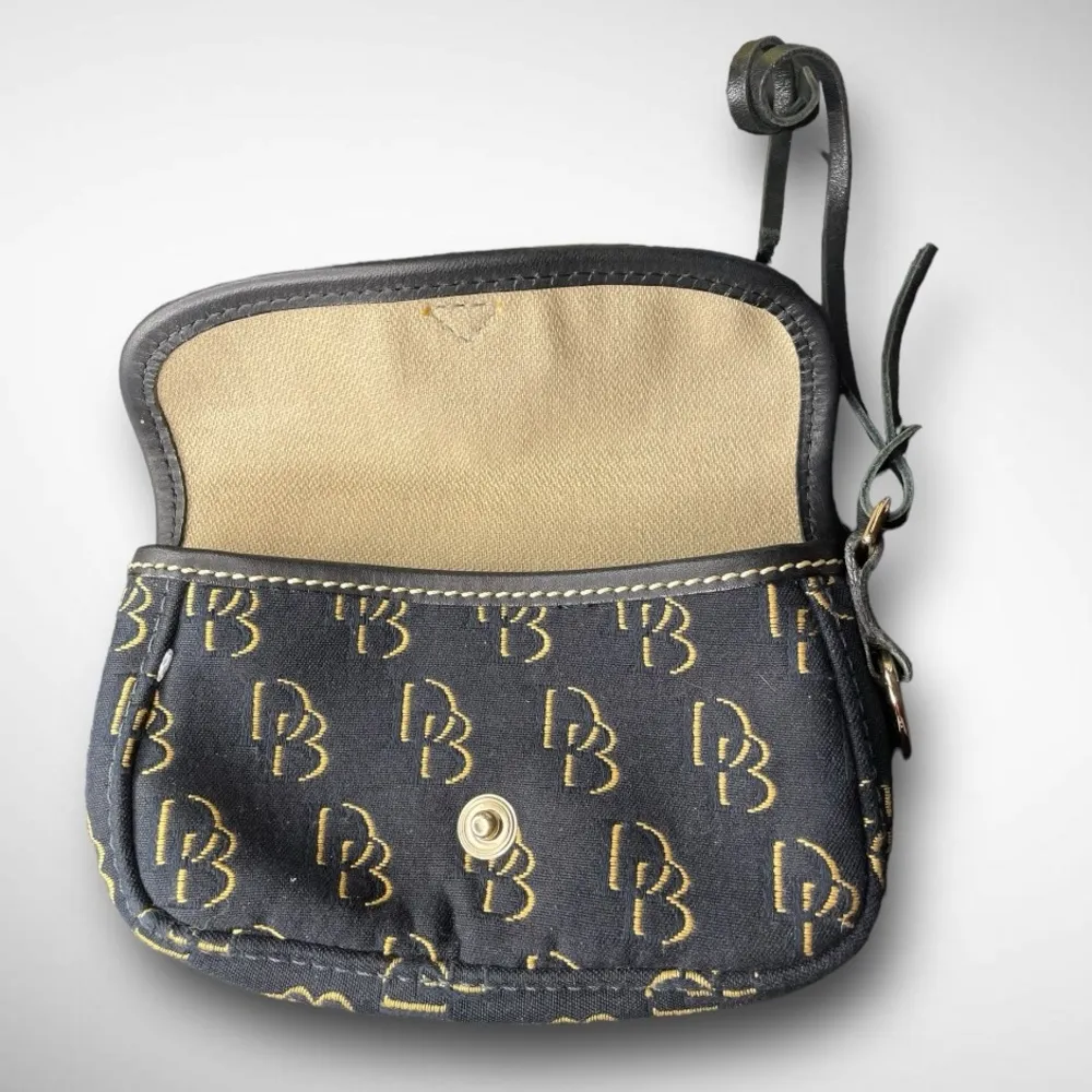 DOONEY & BOURKE 🪢 1975 SIGNATURE COLLINS FLAP CLUTCH IN BLACK & YELLOW - Image 7