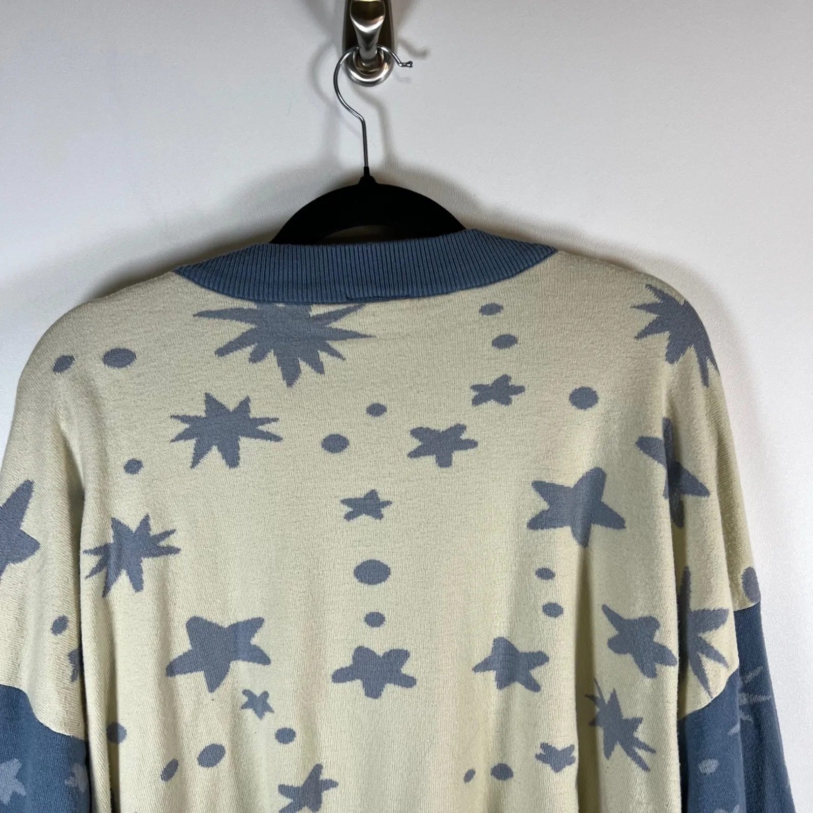 BoxLunch Harry Potter Hogwarts Crest Cardigan Sweater Cream Blue Stars 4X - Image 9