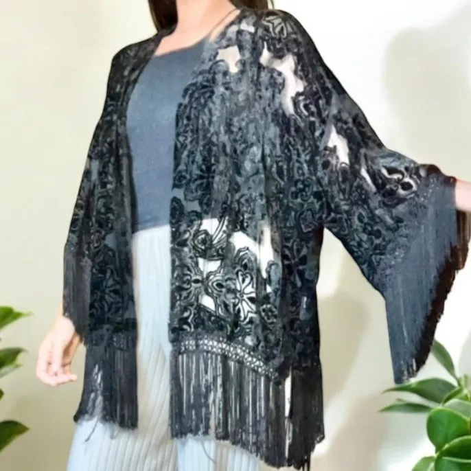 Forever 21 Black kimono with velvet, lace and fringe finishes Size M - Image 4