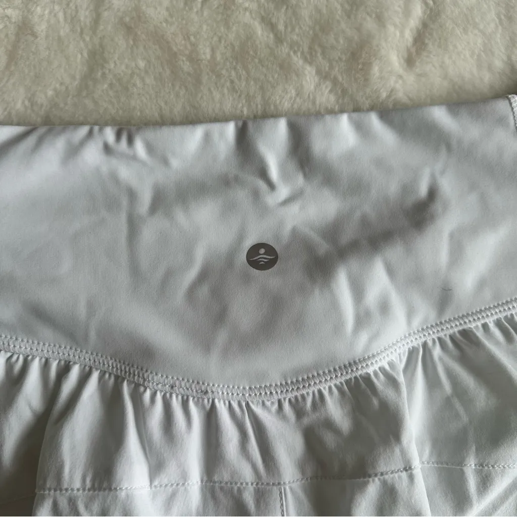 Halara Breezeful High Waisted Crossover Shorts 4” Size Medium White - Image 5