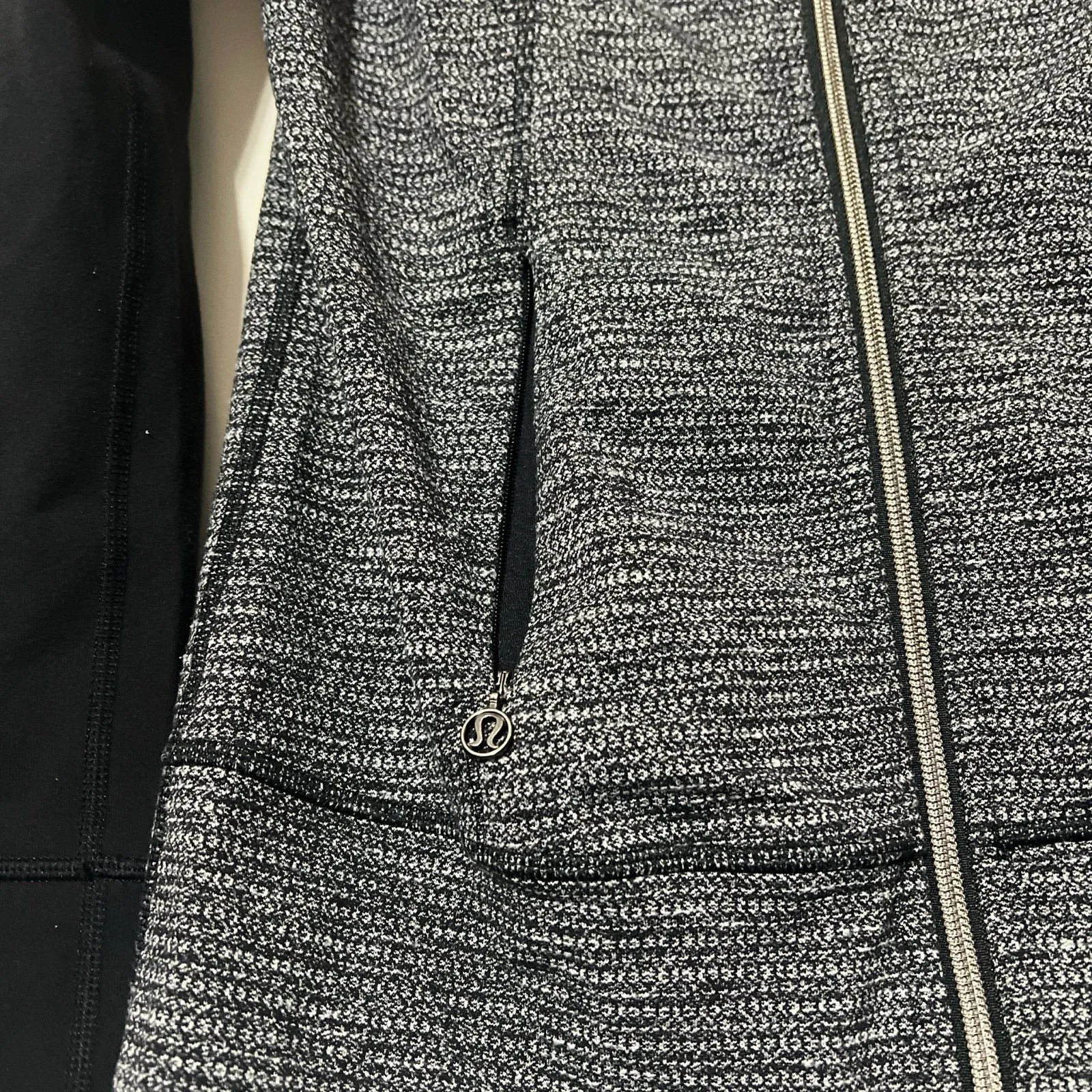 Lululemon jacket size 4, silver hardware, retired style, grey/black - Image 4