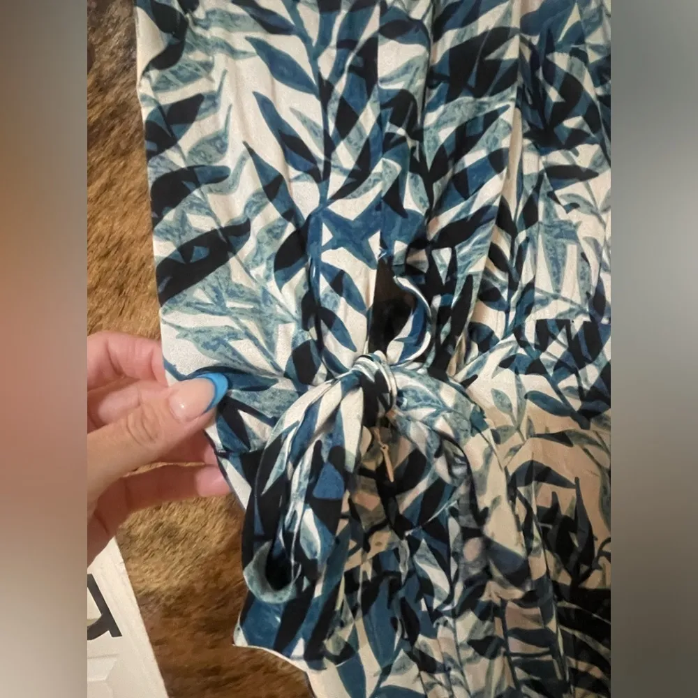 Vici Jumpsuit NWOT sz Small  green leaf pattern - Image 4